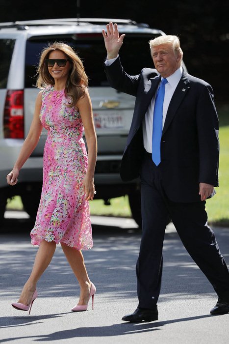 Платье Меланьи Трамп цвета фуксии для рабочей поездки в Огайо.