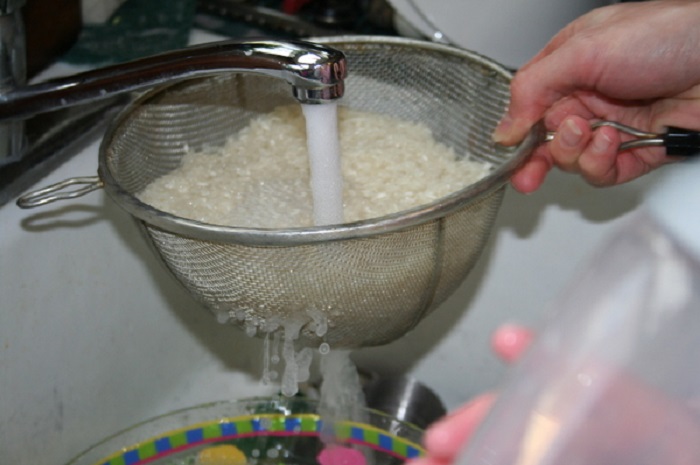 Промывать рис удобно в дуршлаге под струей воды.