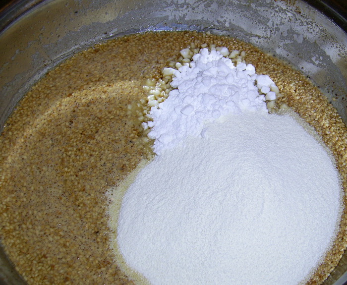 В масло с кунжутом добавляем сахарную пудру и сухое молоко.