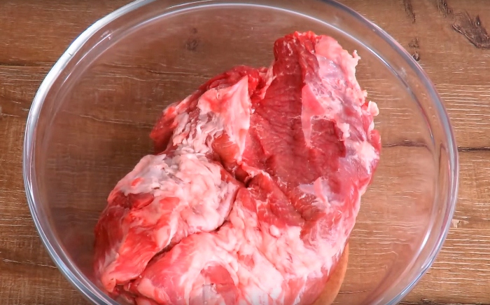 Для запекания подойдет практически любой кусок мяса.