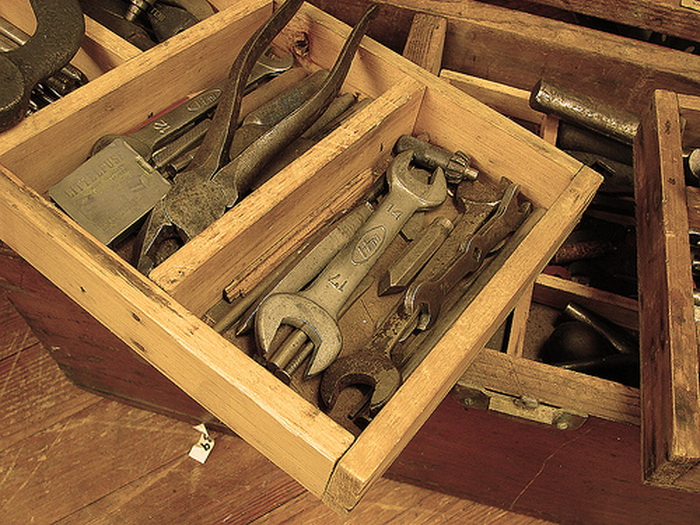 Многие мастера кладут в ящик с инструментами кусочек мела.