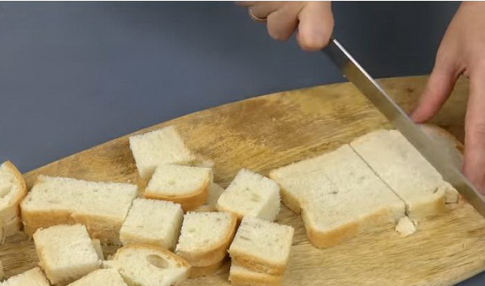 Нарезать хлеб на небольшие кусочки.