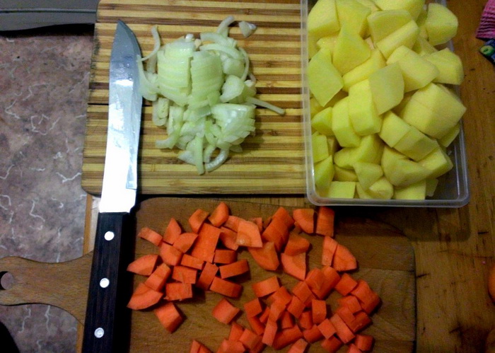 Для приготовления понадобится курица и нарезанные не мелко овощи. |Фото: sunchess.ru