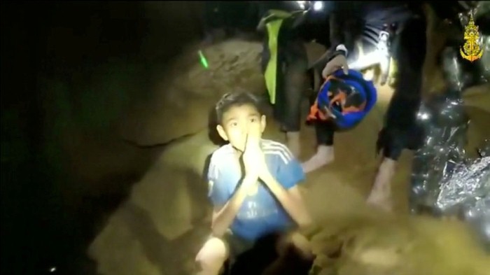 Один из мальчишек, которые ждут спасения в сухой комнате пещеры.