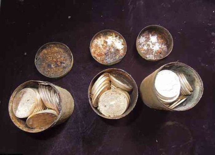 Несколько найденных баночек были наполнены монетами.