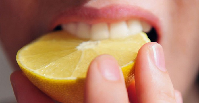 Лимон может превратиться во врага здоровых зубов.