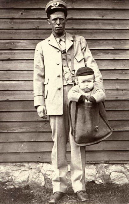 В Америке почтальоны доставляли детей, как посылки.