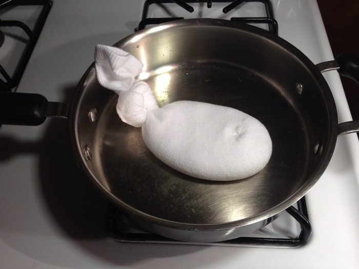 Прогревание соли на сковороде.
