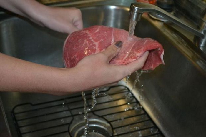 Промойте мясо под проточной водой или в миске. |Фото: joinfo.ua