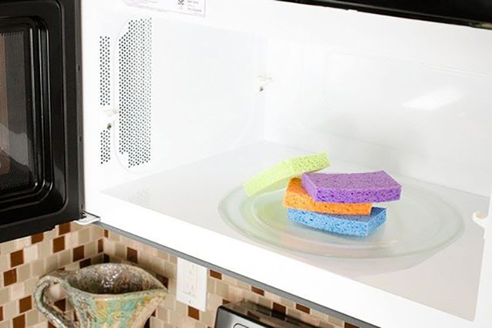 При момощи смоченной водой губки для мытья посуды поможно без усилий отмыть микроволновку.