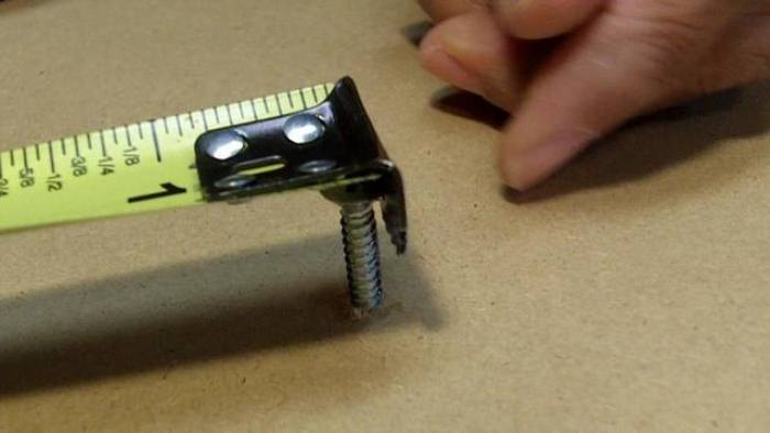 Отверстие на конце измерительной рулетки поможет зацепить ее за гвоздь или шуруп для точности измерений.