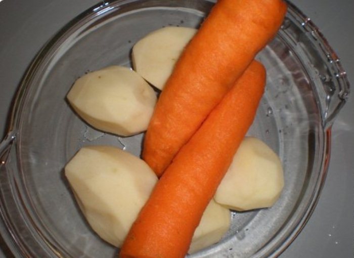 Картофель и морковь в кастрюле для микроволновой печи. | Фото: stranamasterov.ru