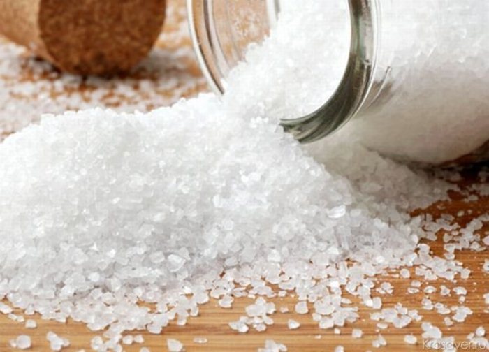 Соль поможет справиться с пятнами от шоколада.