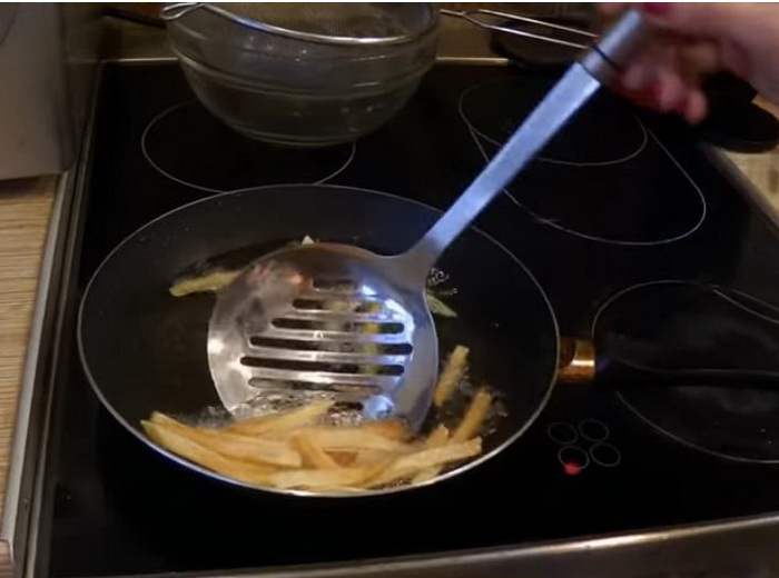 Готовые ломтики можно достать шумовкой из сковороды.