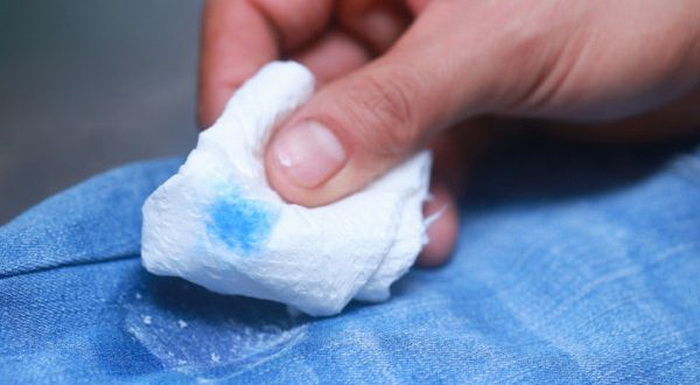 При помощи обычной салфетки можно проверить, будет ли краситься ткань.