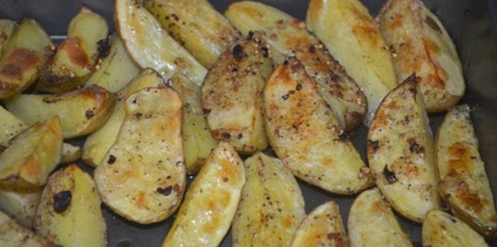 Чтобы дольки запеченного картофеля были хрустящими и румяными, их нужно предварительно вымочить в воде.
