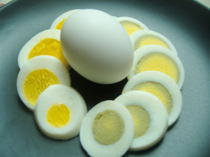 Желток приобретает некрасивый серый оттенок, если яйца варились слишком долго.
