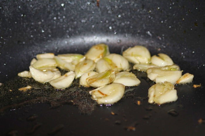Добавлять чеснок при жарке нужно за пару минут до окончания приготовления блюда.