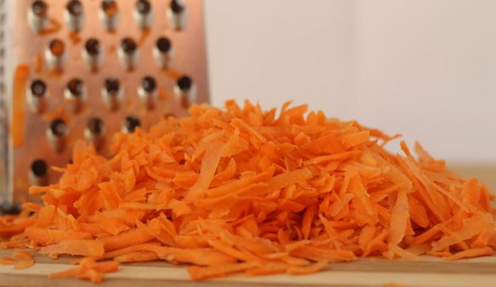 Натрите морковь на крупной терке.