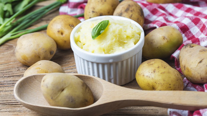 Белый картофель хорошо разваривается и поэтому подходит для пюре.