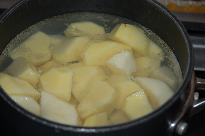 Картошка закладывается в холодную воду.