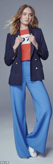 Удлиненный темно-синий пиджак с голубыми брюками и белыми кедами.