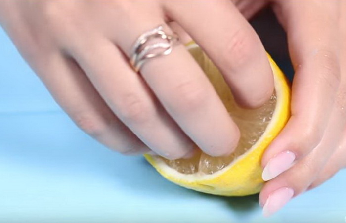 Использование лимона для снятия лака.