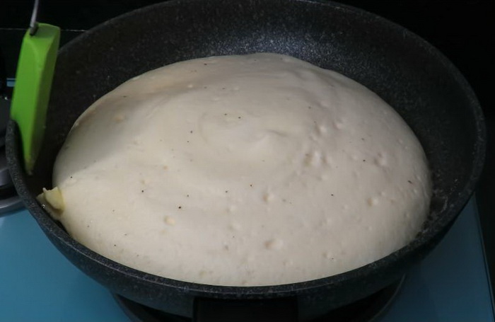 После - добавьте кусочки масла на сковороду и жарьте омлет еще минуту без крышки.