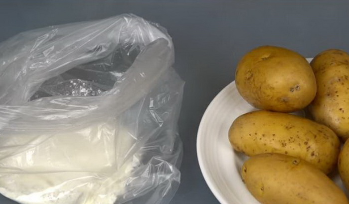 Мука и соль в пакете для запекания картофеля.