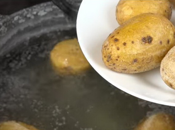 Отварной картофель с укропом, маслом и чесноком
