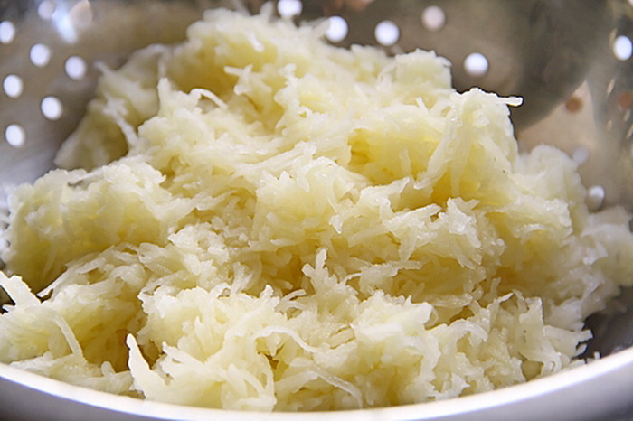 Натертый картофель можно слегка отжать, если в миске много жидкости.
