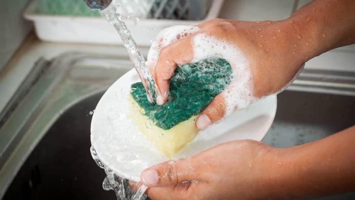 Регулярно менять губки для мытья посуды.