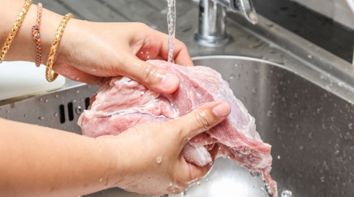 Не следует мыть мясо перед приготовлением.