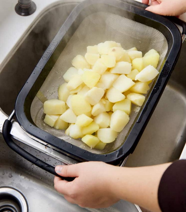 Отварной картофель обязательно просушите после варки.