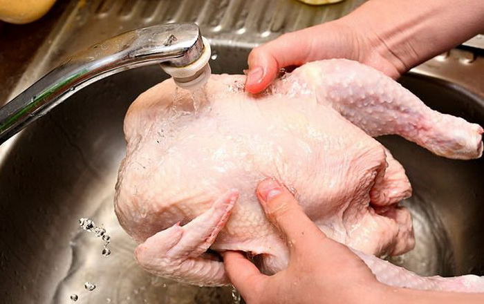 Курицу лучше не мыть, а сразу отправить на сковороду.
