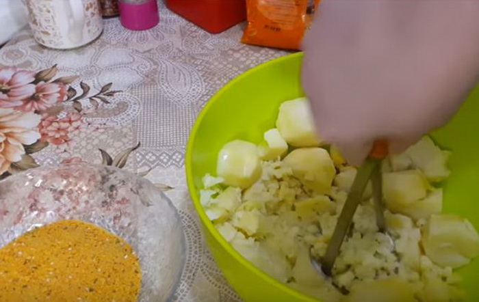 Картофель можно размять мялкой или пропустить через кухонный комбайн.