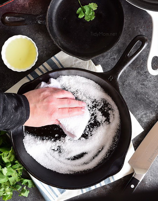 Как почистить чугунную сковороду при помощи соли.