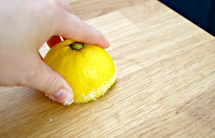 Как с помощью лимона и соли удалить неприятные запахи с разделочной доски.