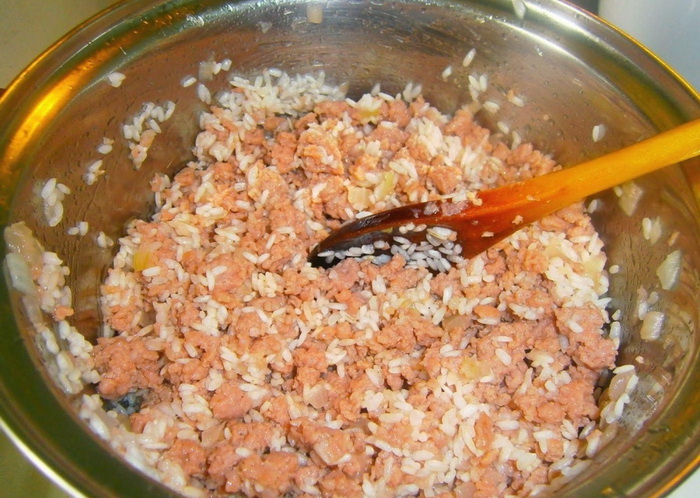В пересоленный фарш можно добавить рис.