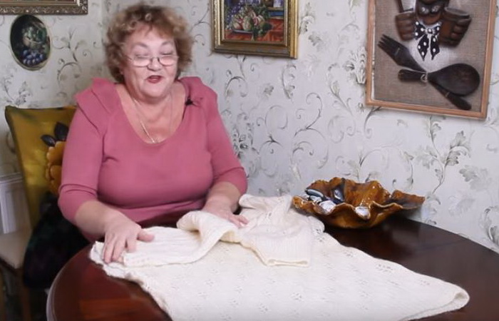 Российский блогер Ольга Папсуева делает гетры из старого свитера.