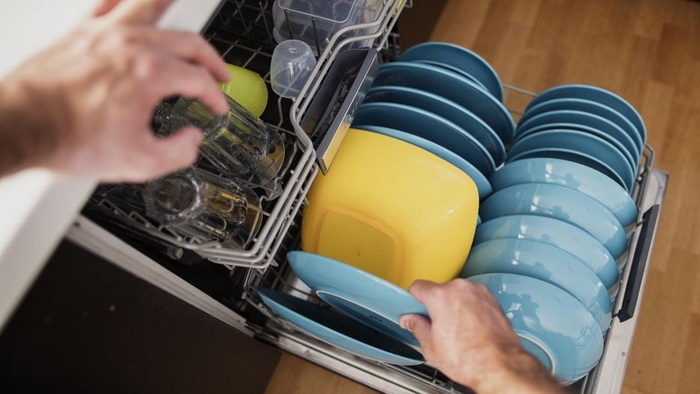 Использование уксуса в посудомоечной машине приведет к поломкам.
