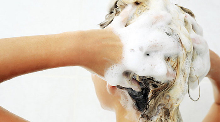 Мытье головы - процедура, которой нельзя злоупотреблять.
