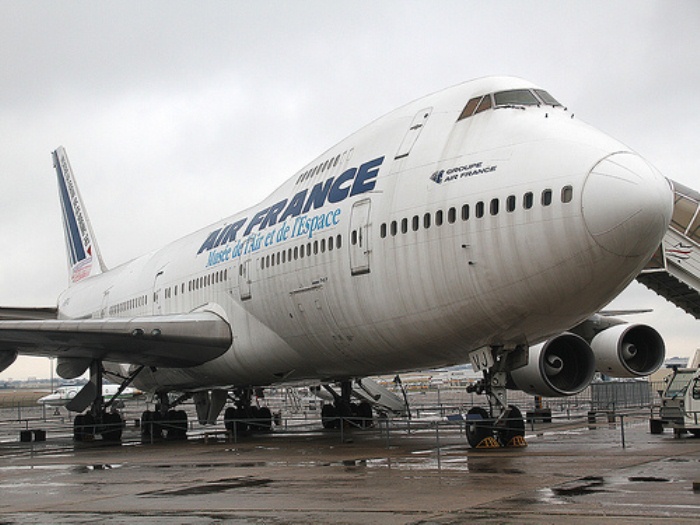 Белый самолет Air France.