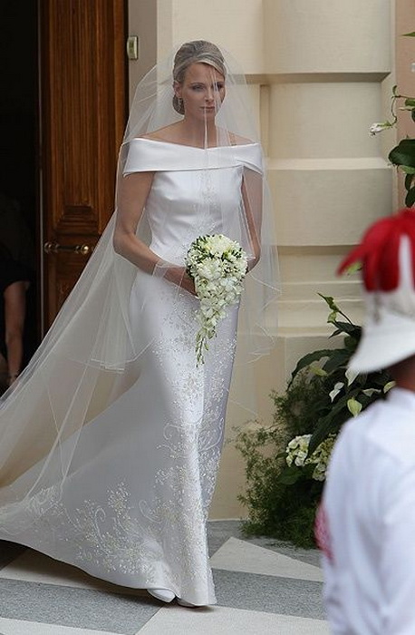 Шарлен Уиттсток в изящном свадебном платье.