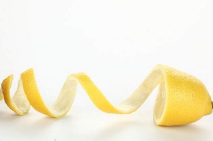 Кожура лимона - прекрасное средство для чистки посуды.