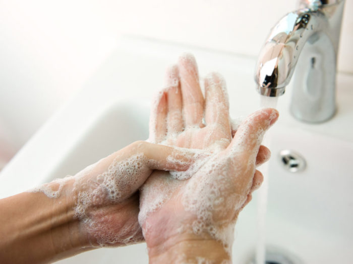 Во время болезни надо тщательно мыть руки. /Фото: drweil.com