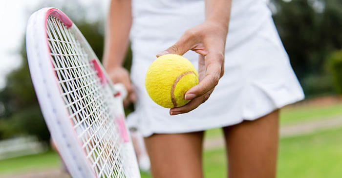 Теннисный мяч нужен не только для игры. /Фото: shape.com