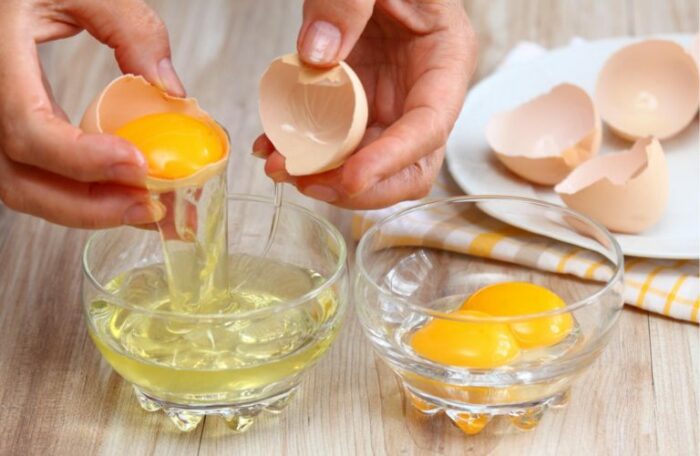 Чтобы не было осколков, яйцо разбивают четким движением. /Фото: befitandfine.com