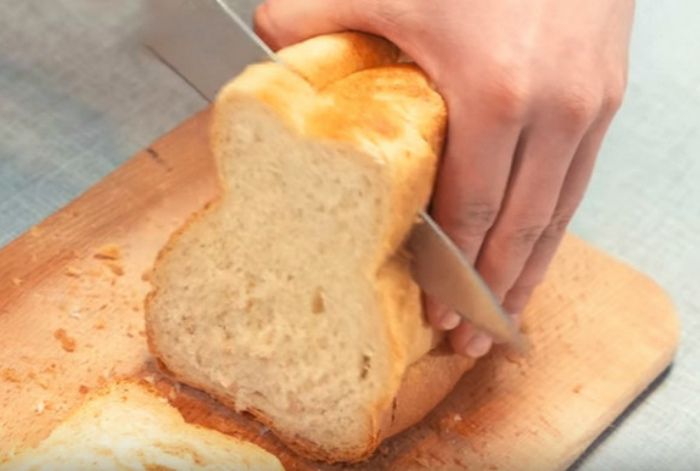 Свежий хлеб надо резать особым способом. /Фото: i.pinimg.com