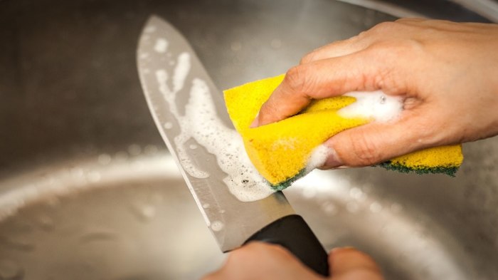 Мыть ножи на кухне лучше вручную, а не в посудомоечной машине. /Фото: i.ytimg.com